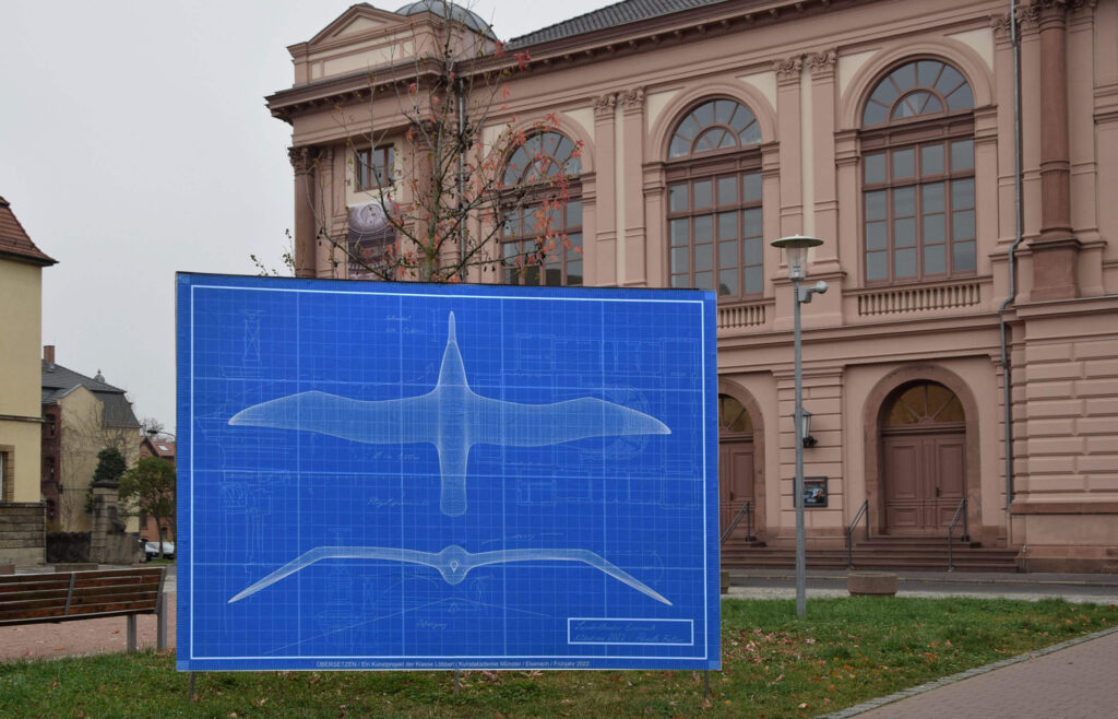 Fotografie der Druckgrafik "Blaupause" der Künstlerin Pascale Feitner auf einer Plakatwand auf dem Theaterplatz in Eisenach