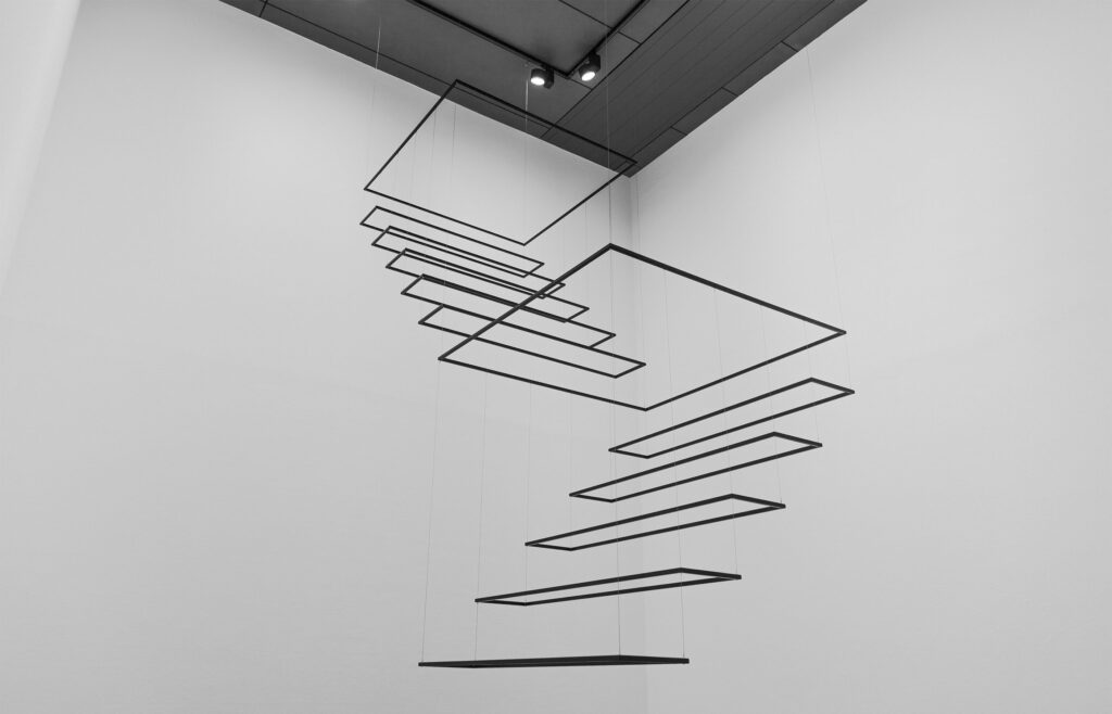 Fotografie der Skulptur "Flüchtige Treppen" der Künstlerin Pascale Feitner in der Kunstakademie Münster