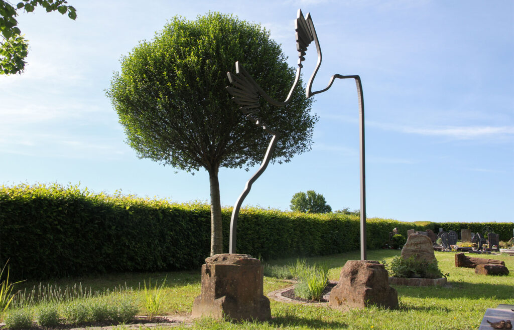 Fotografie der ortsspezifischen Skulptur "Portal" der Künstlerin Pascale Feitner in Bornheim i.d. Pfalz